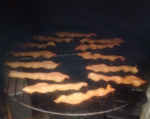 Bacon im Smoker (Räucherturm)